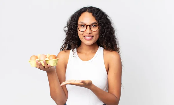 Hispânico Bonita Mulher Sorrindo Alegremente Sentindo Feliz Mostrando Conceito Segurando — Fotografia de Stock