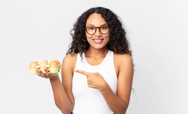 Ispanica Bella Donna Sorridente Allegramente Sentendosi Felice Indicando Lato Tenendo — Foto Stock