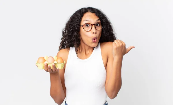 Ispanica Bella Donna Guardando Stupito Nella Incredulità Tenendo Una Scatola — Foto Stock