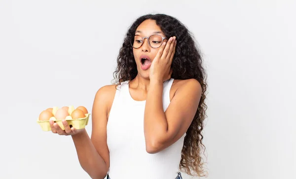 Ispanica Bella Donna Sentirsi Felice Eccitato Sorpreso Possesso Una Scatola — Foto Stock