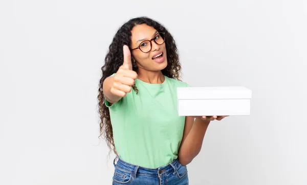 Hispanic Mooie Vrouw Voelt Zich Trots Positief Glimlachen Met Duimen — Stockfoto