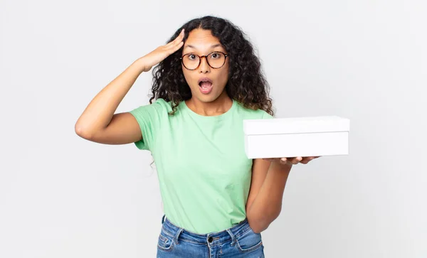 Hispanic Mooie Vrouw Zoek Gelukkig Verbaasd Verrast Met Een Witte — Stockfoto