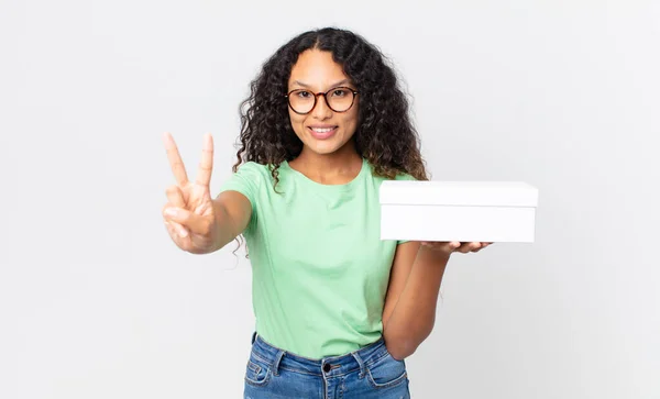 Hispanic Mooie Vrouw Glimlachend Zoek Vriendelijk Tonen Nummer Twee Het — Stockfoto