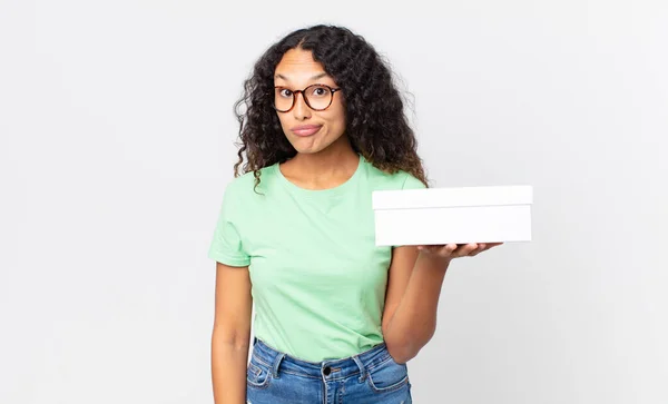 Hispanic Mooi Vrouw Gevoel Verward Verward Het Vasthouden Van Een — Stockfoto