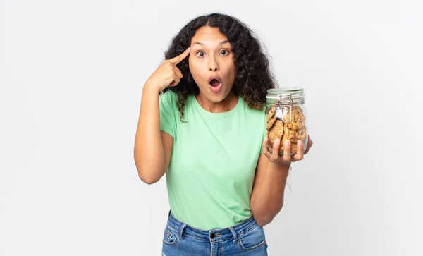 Mujer Bonita Hispana Mirando Sorprendida Realizando Nuevo Pensamiento Idea Concepto —  Fotos de Stock