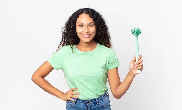 Hispanic Mooi Vrouw Glimlachen Gelukkig Met Een Hand Heup Zelfverzekerd — Stockfoto