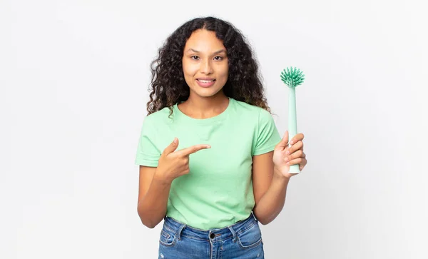 Hispanic Mooie Vrouw Lachen Vrolijk Zich Gelukkig Voelen Wijzen Naar — Stockfoto