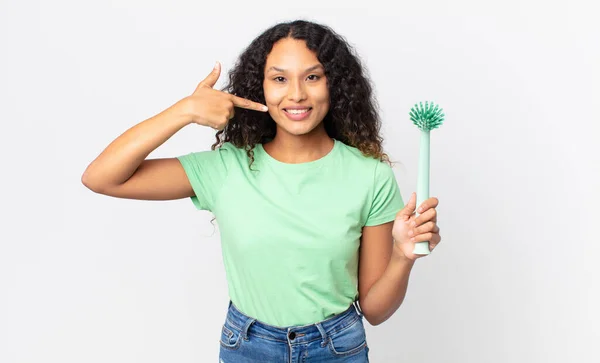 Hispanic Mooie Vrouw Glimlachen Zelfverzekerd Wijzen Naar Eigen Brede Glimlach — Stockfoto