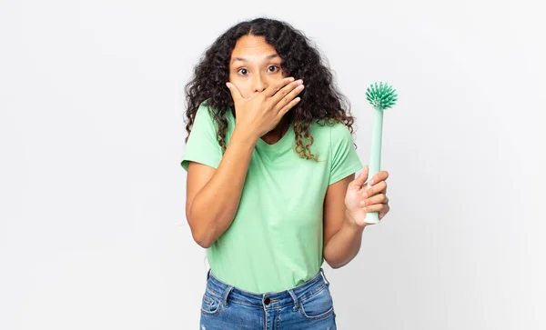 Latino Mooi Vrouw Bedekken Mond Met Handen Met Een Geschokt — Stockfoto