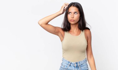 Kafası karışmış, kafası karışmış, kaşınan ince İspanyol bir kadın.