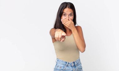 Oldukça zayıf İspanyol bir kadın sana gülüyor, kamerayı işaret ediyor.