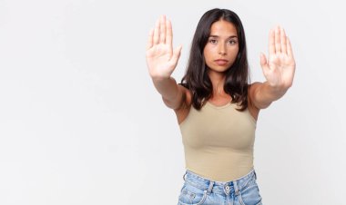 Oldukça zayıf İspanyol bir kadın ciddi görünüyor. İki avucunun içinde birden dur diyor.