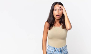 Oldukça zayıf İspanyol kadın mutlu, şaşkın ve şaşırmış görünüyor.