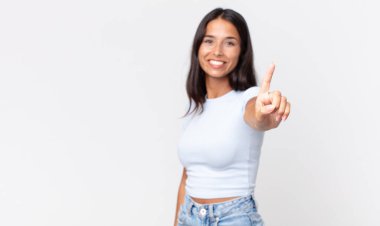 Oldukça zayıf İspanyol kadın gururla gülümsüyor ve kendine güvenerek bir numara oluyor.