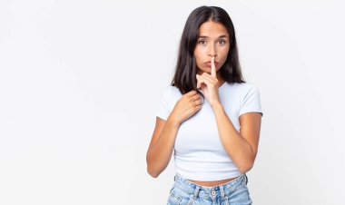 Oldukça zayıf İspanyol bir kadın ciddi görünüyor ve sessizlik talep ediyor, bir sır saklıyor.