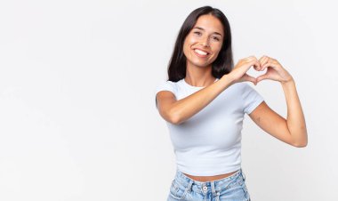 Çok zayıf İspanyol bir kadın gülümsüyor ve mutlu, sevimli, romantik ve aşık