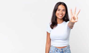 Oldukça zayıf İspanyol bir kadın gülümsüyor ve arkadaş canlısı görünüyor.