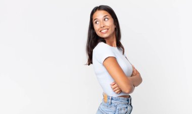 Oldukça zayıf İspanyol bir kadın neşeli bir şekilde gülümsüyor ve rahatlıyor.