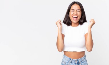 Oldukça zayıf İspanyol bir kadın çok mutlu ve şaşırmış görünüyor, başarıyı kutluyor.