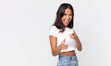 Oldukça zayıf İspanyol bir kadın mutlu, sakin, tatmin olmuş, rahat ve başarılı, kameraya bakıyor.