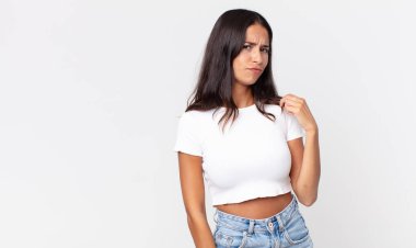 Oldukça zayıf İspanyol bir kadın kibirli, başarılı, pozitif ve gururlu görünüyor.