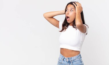 Oldukça ince bir İspanyol kadın ağzı açık, korkmuş ve şok olmuş görünüyor.