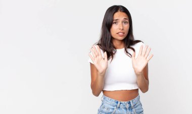 Oldukça zayıf İspanyol bir kadın gergin, endişeli ve endişeli görünüyor.