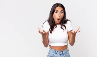 İspanyol kadın inanılmaz bir sürprizle şaşkına dönmüş, şaşkına dönmüş ve hayrete düşmüştü.