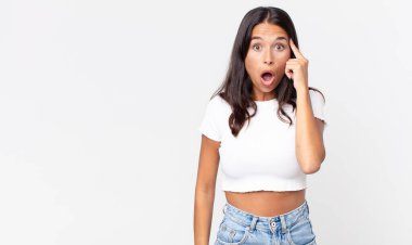 Oldukça ince İspanyol kadın şaşırmış görünüyor, yeni bir düşünce, fikir ya da konsept fark ediyor.