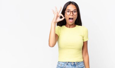 Oldukça zayıf İspanyol bir kadın kendini başarılı ve tatmin olmuş hissediyor, ağzı açık gülümsüyor.