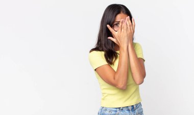 Oldukça zayıf İspanyol kadın korkmuş ya da utanmış hissediyor.