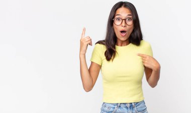 Oldukça zayıf İspanyol bir kadın gururlu ve şaşırmış hissediyor, kendine güveni tam.