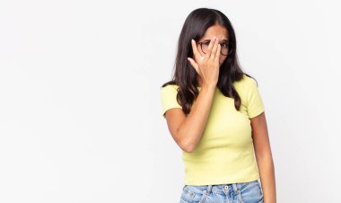 Oldukça zayıf İspanyol bir kadın bıkkın, hayal kırıklığına uğramış ve uykulu.