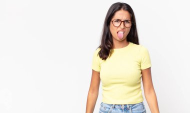 Oldukça zayıf İspanyol bir kadın iğreniyor, sinirleniyor ve dili dışarı çıkıyor.