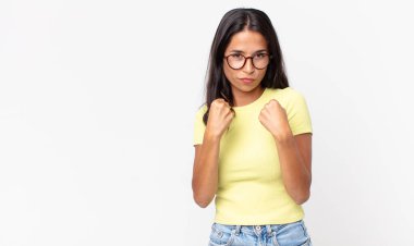 Oldukça zayıf İspanyol bir kadın kendinden emin, sinirli, güçlü ve agresif görünüyor.