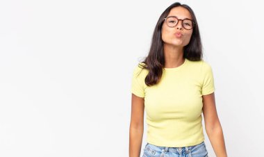 Oldukça ince İspanyol kadın dudaklarını birbirine bastırıyor.