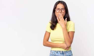 Sabahın köründe tembel tembel esneyen zayıf İspanyol bir kadın. Yorgun ve sıkılmış.