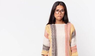 Oldukça zayıf İspanyol bir kadın bilgisiz, kafası karışık ve kararsız.