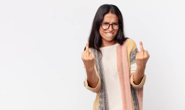 Oldukça zayıf İspanyol kadın kışkırtıcı, agresif ve müstehcen hissediyor.