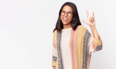 Oldukça zayıf İspanyol bir kadın mutlu, eğlenceli, kendinden emin, pozitif ve isyankar hissediyor.