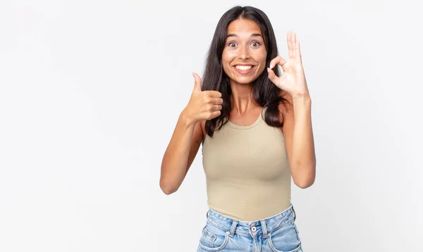 Mujer Hispana Bastante Delgada Sintiéndose Feliz Sorprendido Mostrando Bien Pulgares — Foto de Stock