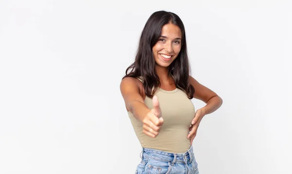 Vrij Dunne Latino Vrouw Die Zich Trots Voelt Positief Lachend — Stockfoto