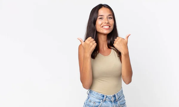 Vrij Dunne Latijns Amerikaanse Vrouw Lachen Vrolijk Positief Met Beide — Stockfoto
