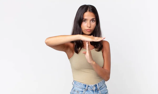 Mujer Hispana Bastante Delgada Mirando Serio Haciendo Señal Tiempo Fuera — Foto de Stock