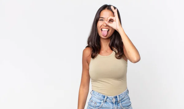 Mujer Hispana Bastante Delgada Sonriendo Felizmente Bromeando Mirando Través Mirilla —  Fotos de Stock