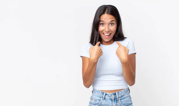 Ganska Tunn Latinamerikansk Kvinna Känner Sig Lycklig Och Pekar Sig — Stockfoto