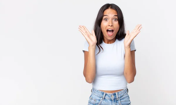 Una Donna Ispanica Piuttosto Magra Che Sente Felice Stupita Qualcosa — Foto Stock