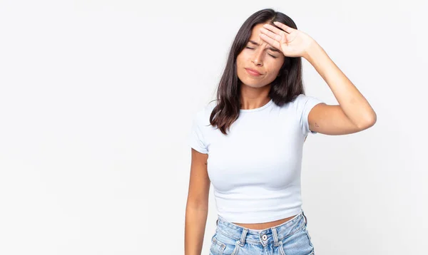 Ziemlich Dünne Hispanische Frau Sieht Gestresst Müde Und Frustriert Aus — Stockfoto