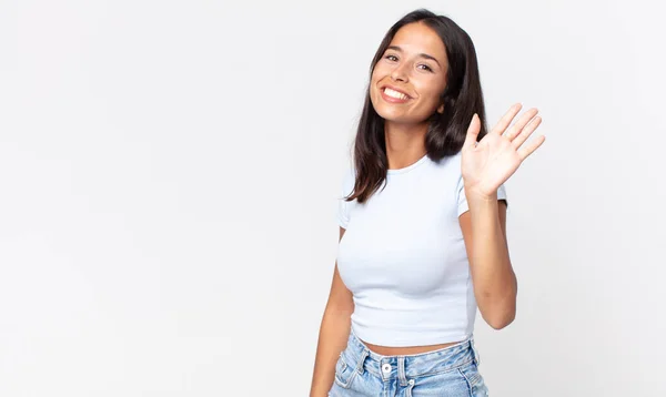 Vrij Dunne Spaanse Vrouw Glimlachend Gelukkig Zwaaiende Hand Verwelkomen Begroeten — Stockfoto