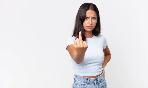 Vrij Dunne Spaanse Vrouw Die Zich Boos Geïrriteerd Opstandig Agressief — Stockfoto